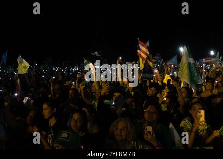 San Juan, Stati Uniti. 3 novembre 2024. I tifosi si applaudono durante la cerimonia di chiusura della campagna per la Alianza de Pais (Alleanza per il Paese), una coalizione tra il Partito dell'indipendenza portoricano e il movimento Citizens Victory, a San Juan, Porto Rico domenica 3 novembre 2024. (Carlos Berríos Polanco/Sipa USA) credito: SIPA USA/Alamy Live News Foto Stock