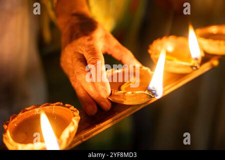 1 novembre 2024: Donne anziane di Pramod Talukdar Memorial Old Age Home illuminano lampade a olio di Diya mentre celebrano Diwali, a Guwahati, in India, il 1° novembre 2024. Diwali, noto anche come Festival delle luci, è uno dei festival indù più celebrati, simboleggiando la vittoria della luce sulle tenebre e il bene sul male. (Immagine di credito: © David Talukdar/ZUMA Press Wire) SOLO PER USO EDITORIALE! Non per USO commerciale! Foto Stock