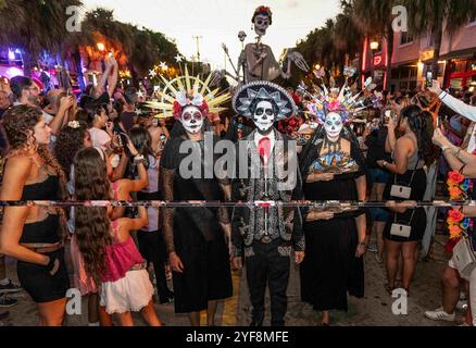 Fort Lauderdale, Florida, Stati Uniti. 2 novembre 2024. Partecipanti alla sfilata DÃ-a de Muertos, Day of the Dead, a Fort Lauderdale, Florida, il 2 novembre 2024. (Immagine di credito: © Ronen Tivony/ZUMA Press Wire) SOLO PER USO EDITORIALE! Non per USO commerciale! Foto Stock