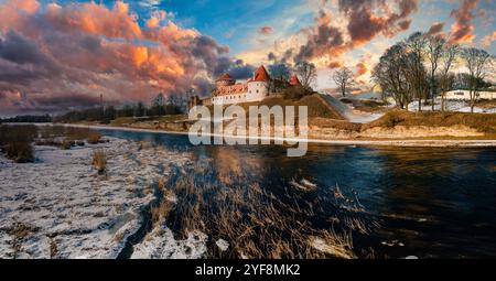 Panorama della città di Bauska e del Castello medievale al tramonto - splendida vista del patrimonio e dell'architettura lettoni Foto Stock