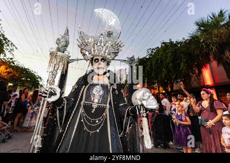 Fort Lauderdale, Florida, Stati Uniti. 2 novembre 2024. Partecipanti alla sfilata DÃ-a de Muertos, Day of the Dead, a Fort Lauderdale, Florida, il 2 novembre 2024. (Immagine di credito: © Ronen Tivony/ZUMA Press Wire) SOLO PER USO EDITORIALE! Non per USO commerciale! Foto Stock