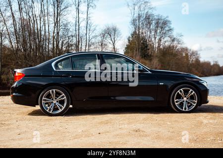Berlina nera metallizzata BMW serie 3 320 F30 Twin Power Turbo, auto di lusso Foto Stock