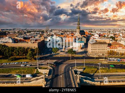Vista aerea della città vecchia di riga in Lettonia. Splendidi edifici storici e cattedrale a cupola. Estate a riga. Foto Stock