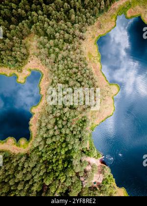 Vista aerea dello splendido lago della foresta selvaggia Foto Stock