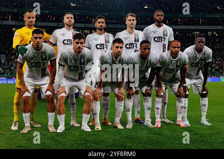 Lisbona, Portogallo. 1 novembre 2024. Squadra di Estrela Amadora vista in azione durante la partita della Liga Portogallo tra squadre di Sporting CP e CF Estrela Amadora all'Estadio Jose Alvalade punteggio finale: Sporting CP 5 - 1 CF Estrela Amadora (foto di Maciej Rogowski/SOPA Images/Sipa USA) credito: SIPA USA/Alamy Live News Foto Stock