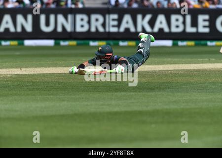 MELBOURNE, AUSTRALIA. 4 novembre 2024. Nella foto: Pakistan batter Babar Azam, durante il primo giorno della partita di cricket Australia vs Pakistan One Day International Series al Melbourne Cricket Ground, Melbourne, Australia il 4 novembre 2024. Crediti: Karl Phillipson/Alamy Live News Foto Stock