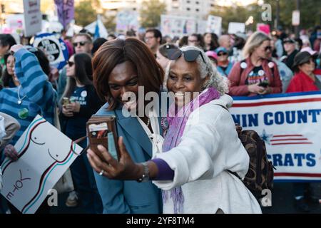 Washington, Stati Uniti. 2 novembre 2024. Un sostenitore di Harris si veste come Kamala Harris per imitarla e scatta foto con altri sostenitori. The Women's March to the White House il 2 novembre 2024 a Washington DC. Credito: SOPA Images Limited/Alamy Live News Foto Stock