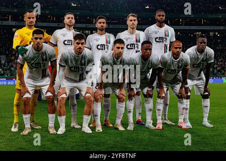 Lisbona, Portogallo. 1 novembre 2024. Squadra di Estrela Amadora visto in azione durante la partita della Liga Portogallo tra squadre di Sporting CP e CF Estrela Amadora all'Estadio Jose Alvalade punteggio finale: Sporting CP 5 - 1 CF Estrela Amadora credito: SOPA Images Limited/Alamy Live News Foto Stock