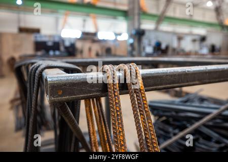 Barre o barre in acciaio utilizzate per rinforzare il calcestruzzo, in magazzino presso l'officina di lavorazione dei metalli. Moderna impresa industriale. Foto Stock