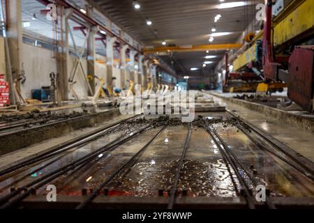 La fabbricazione di lastre in calcestruzzo rinforzato. produzione di calcestruzzo Foto Stock