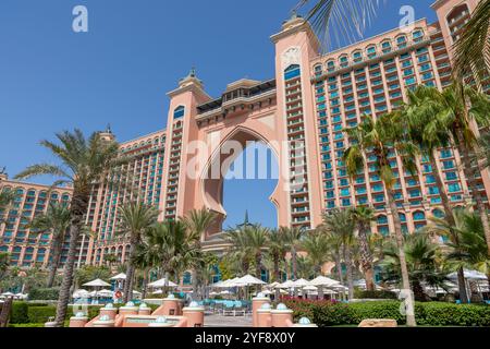 Palme e giardini intorno all'area piscina dell'hotel Atlantis The Palm sulla palma Jumeirah a Dubai, Emirati Arabi Uniti, 2024 Foto Stock