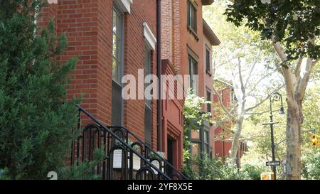 Edificio cittadino di New York, quartiere residenziale di Brooklyn Heights, Stati Uniti. Architettura urbana in pietra marrone, casa annessa. Proprietà immobiliari degli Stati Uniti, proprietà americane, appartamenti e case a New York. Foto Stock