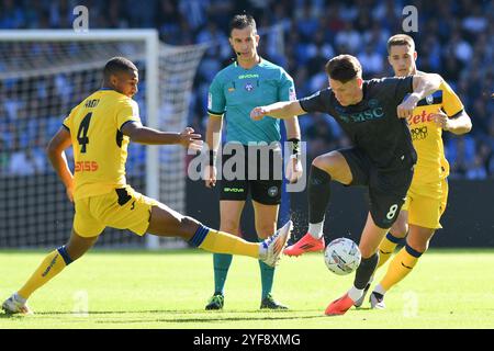 Napoli, Italia. 3 novembre 2024. Odilon Kossounou di Atalanta (L), arbitro Daniele Doveri (C) e Scott Mc Tominay della SSC Napoli (R) visti in azione durante la partita di serie A tra Napoli e Atalanta allo stadio Maradona. Punteggio finale Napoli 0 : 3 Atalanta (foto di Mattia Vian/SOPA Images/Sipa USA) credito: SIPA USA/Alamy Live News Foto Stock