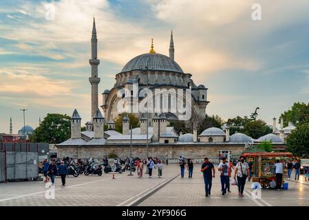 Splendida vista della Moschea Nuruosmaniye, Istanbul, Turchia Foto Stock