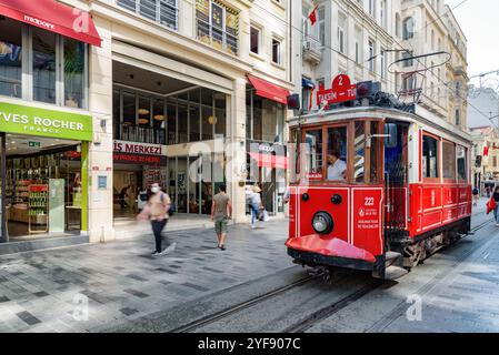 Il nostalgico tram di Istanbul su Istiklal Avenue, Turchia Foto Stock