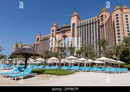 Hotel 5 stelle di lusso Atlantis The Palm, facciata con lettini e lettini intorno all'area piscina dell'hotel, Dubai, Emirati Arabi Uniti, 2024 Foto Stock