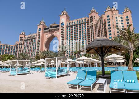 Hotel 5 stelle di lusso Atlantis The Palm, facciata con lettini e lettini intorno all'area piscina dell'hotel, Dubai, Emirati Arabi Uniti, 2024 Foto Stock