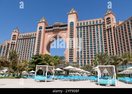 Hotel 5 stelle di lusso Atlantis The Palm, facciata con lettini e lettini intorno all'area piscina dell'hotel, Dubai, Emirati Arabi Uniti, 2024 Foto Stock