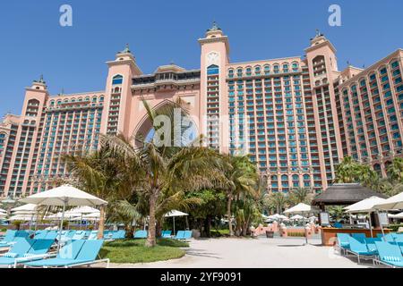 Hotel 5 stelle di lusso Atlantis The Palm, facciata con lettini e lettini intorno all'area piscina dell'hotel, Dubai, Emirati Arabi Uniti, 2024 Foto Stock