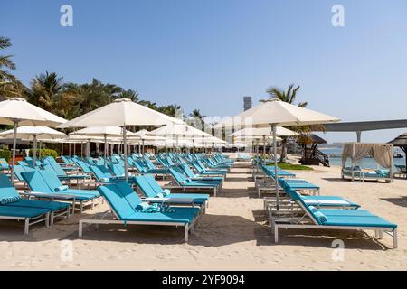 Lettini sdraio vuoti sulla spiaggia all'hotel Atlantis The Palm di Dubai, Emirati Arabi Uniti, 2024 Foto Stock