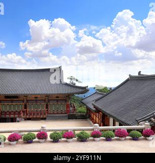 Antichi padiglioni nel Tempio di Beomeosa in tradizionale stile coreano, Busan, Corea del Sud. Splendido paesaggio con montagne e complesso del Tempio di Beomeosa, Foto Stock