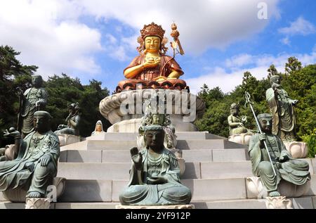 Statua del Buddha d'oro nel complesso del Tempio di Beomeosa, Busan, Corea del Sud. Buddha e Bodhisattva figure nel Tempio di Beomeosa, Busan, Repubblica di Corea Foto Stock