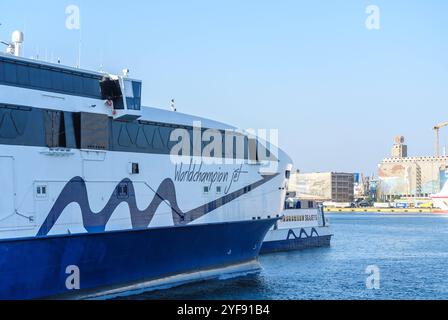 pireo, grecia, 30 ottobre 2024, traghetto world champion jet operato da seajets nel porto *** pireo, griechenland, 30. oktober 2024, fährschiff campione del mondo JET von seajets im hafen Copyright: xx Foto Stock