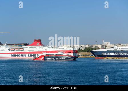 pireo, grecia, 30 ottobre 2024, traghetto kydon palace gestito da minoan lines e traghetto ad alta velocità che vola con il cat 4 operato da hellenic seaways nel porto *** pireo, griechenland, 30. oktober 2024, fährschiff kydon Palace von minoan Lines und hochgeschwindigkeitsfähre Flying Cat 4 von hellenic Seaways im hafen Copyright: xx Foto Stock