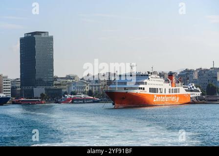 pireaus, grecia, 30 ottobre 2024, traghetto dionisos solomos operato da zanteferries nel porto *** pireaus, griechenland, 30. oktober 2024, fährschiff dionisos solomos von zanteferries im hafen Copyright: xx Foto Stock