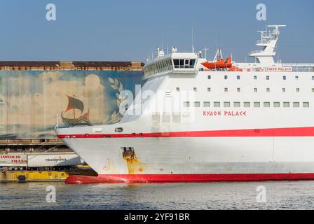 pireo, grecia, 30 ottobre 2024, traghetto kydon palace gestito da minoan lines nel porto *** pireo, griechenland, 30. oktober 2024, fährschiff kydon Palace der minoan Lines im hafen Copyright: xx Foto Stock