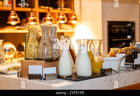 Elegante colazione a buffet con cereali e succhi di frutta freschi Foto Stock