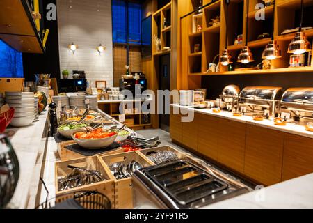 Elegante colazione a buffet con piatti assortiti Foto Stock