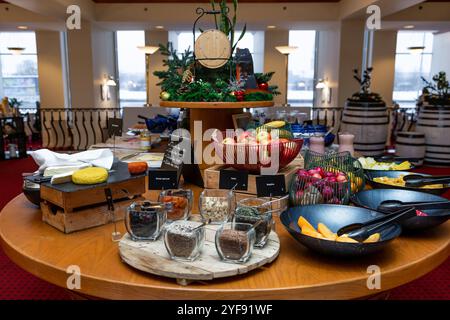 Lussuosa colazione a buffet in hotel con una varietà di opzioni salutari Foto Stock