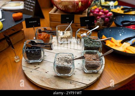 Colazione gourmet a buffet con frutta fresca e noci in mostra Foto Stock
