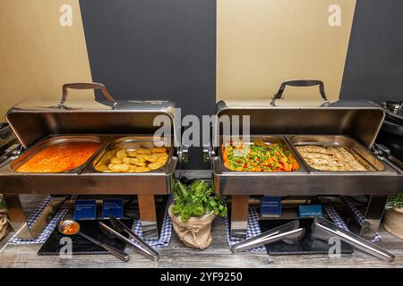 Selezione gourmet a buffet con verdure e pancake con marmellata in hotel Foto Stock