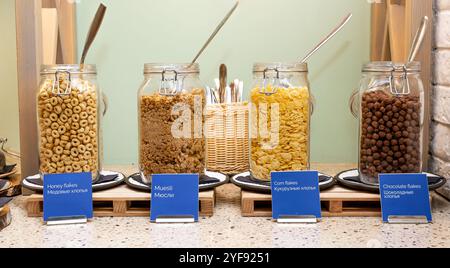 Sana colazione a buffet con varietà di frutta fresca e cereali Foto Stock