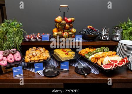 Tavolo a buffet con frutta fresca, pasticcini e dessert in un'elegante presentazione in hotel Foto Stock