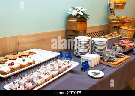 Colazione a buffet assortita con dolci freschi e frutta in hotel Foto Stock