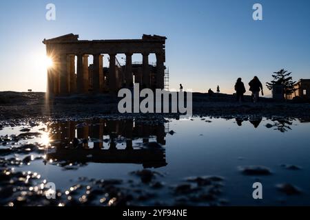 Turista di fronte al tempio del Partenone in fase di ristrutturazione con gru e impalcature sull'Acropoli di Atene, capitale della Grecia sull'11 Foto Stock