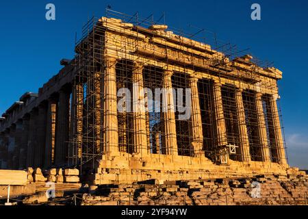 Il tempio del Partenone è in fase di ristrutturazione con gru e impalcature sull'Acropoli di Atene, capitale della Grecia, l'11 gennaio 2023. Le TEM Foto Stock