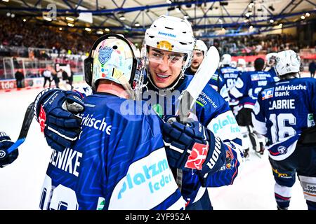 Jubel, Freude bei Noel Saffran (Iserlohn Roosters, #14) und Andreas Andy Jenike (Iserlohn Roosters, #92), GER, Iserlohn Roosters vs. Koeler Haie, Eishockey, Penny-DEL, 15. Spieltag, Spielzeit 2024/2025, 03.11.2024, foto: Jonas Brockmann/Eibner-Pressefoto Foto Stock