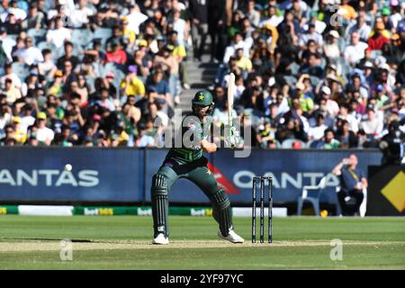 MELBOURNE, AUSTRALIA. 4 novembre 2024. Nella foto: Il giocatore di bowling pakistano Shaheen Shah Afridi, durante il primo giorno della partita di cricket Australia contro Pakistan One Day International Series al Melbourne Cricket Ground, Melbourne, Australia il 4 novembre 2024. Crediti: Karl Phillipson/Alamy Live News Foto Stock