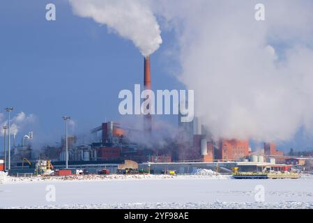 KOTKA, FINLANDIA - 25 FEBBRAIO 2018: Vista della cartiera e della polpa "Sunila" in un giorno gelido di febbraio Foto Stock