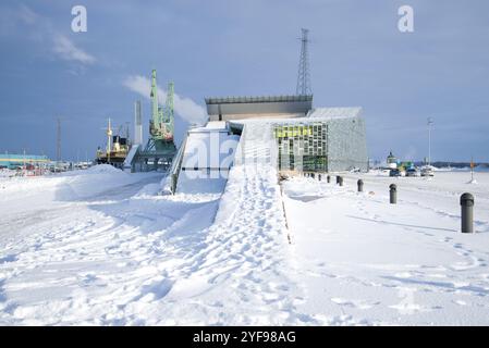 KOTKA, FINLANDIA - 25 FEBBRAIO 2018: Una giornata di sole febbraio al centro del mare "Vellamo". Kotka, Finlandia Foto Stock