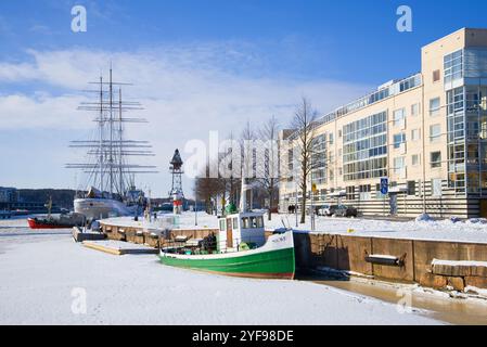 TURKU, FINLANDIA - 23 FEBBRAIO 2018: Soleggiato giorno di febbraio sull'argine della città Foto Stock