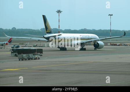 MILANO, ITALIA - 29 SETTEMBRE 2017: Airbus A350-900 (9V-SME) Singapore Airlines prima della partenza sulla via di rullaggio dell'aeroporto di Malpensa nelle prime ore del mattino Foto Stock