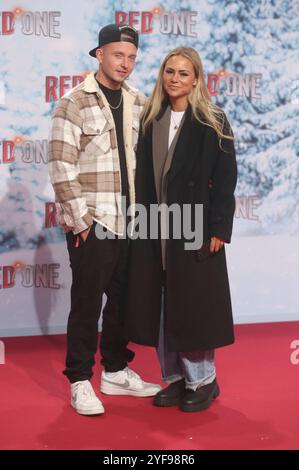 Eugen Kazakov mit Ehefrau Dagi Bee bei der Premiere des Kinofilms Red One im UCI Luxe. Berlino, 03.11.2024 *** Eugen Kazakov con la moglie Dagi Bee alla prima del film Red One all'UCI Luxe Berlin, 03 11 2024 foto:xD.xHerrickx/xFuturexImagex RED 4105 Foto Stock