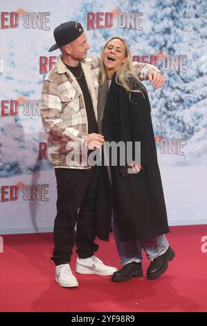 Eugen Kazakov mit Ehefrau Dagi Bee bei der Premiere des Kinofilms Red One im UCI Luxe. Berlino, 03.11.2024 *** Eugen Kazakov con la moglie Dagi Bee alla prima del film Red One all'UCI Luxe Berlin, 03 11 2024 foto:xD.xHerrickx/xFuturexImagex RED 4104 Foto Stock