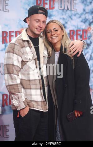 Eugen Kazakov mit Ehefrau Dagi Bee bei der Premiere des Kinofilms Red One im UCI Luxe. Berlino, 03.11.2024 *** Eugen Kazakov con la moglie Dagi Bee alla prima del film Red One all'UCI Luxe Berlin, 03 11 2024 foto:xD.xHerrickx/xFuturexImagex RED 4106 Foto Stock