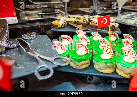 Varietà di dolci in mostra in un lussuoso hotel turco, che mostra i ricchi e deliziosi sapori dei tradizionali dessert turchi Foto Stock